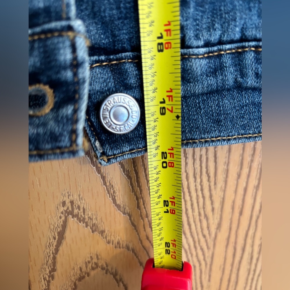 Levi's Women's Trucker Denim Jacket medium wash. - Picture 9 of 9